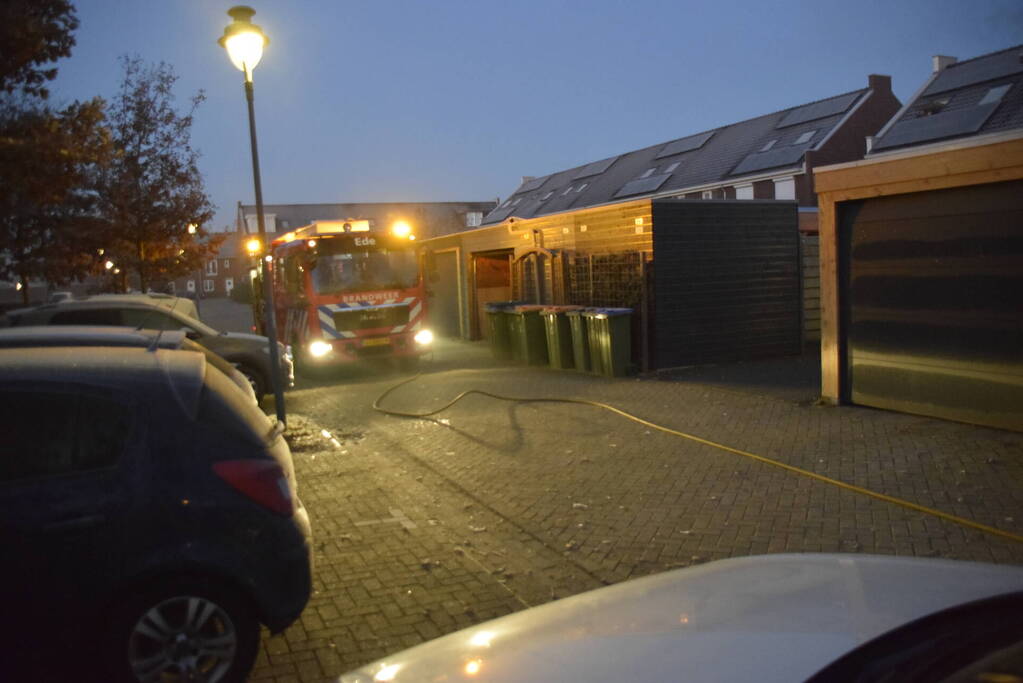 Brandweer blust brand in buitenkeuken