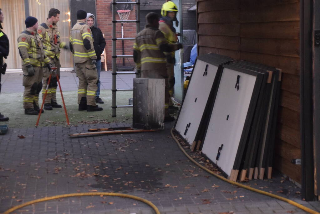 Brandweer blust brand in buitenkeuken