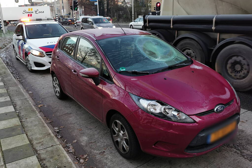 Fietsster gewond bij botsing met auto