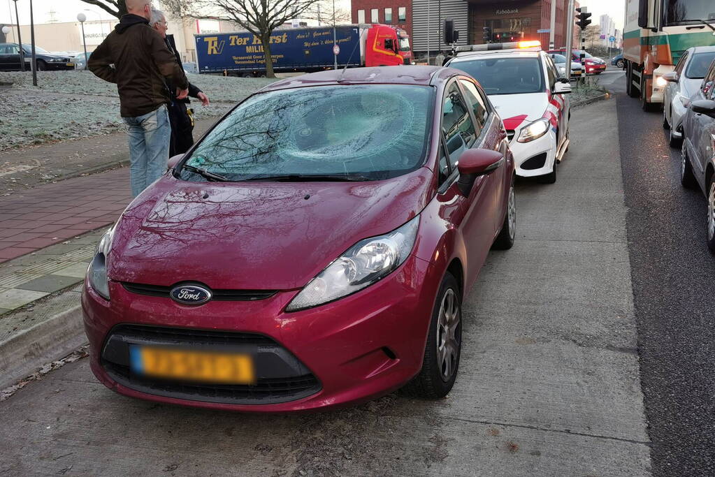 Fietsster gewond bij botsing met auto