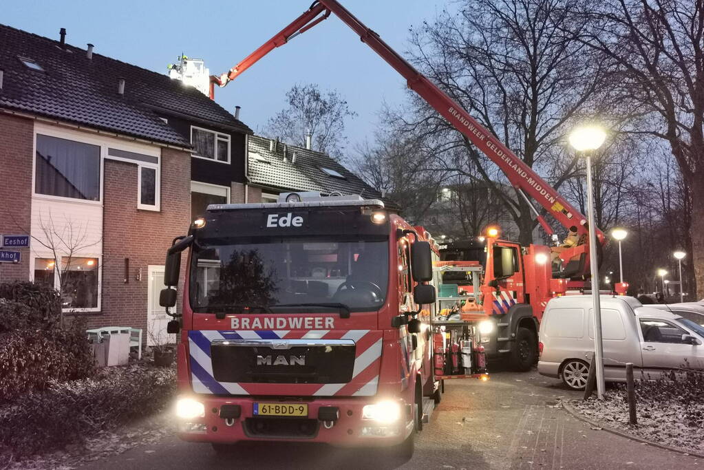 Brand in schoorsteen van woning