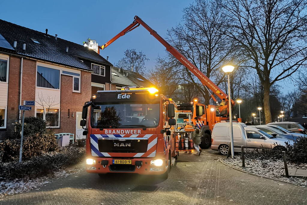 Brand in schoorsteen van woning
