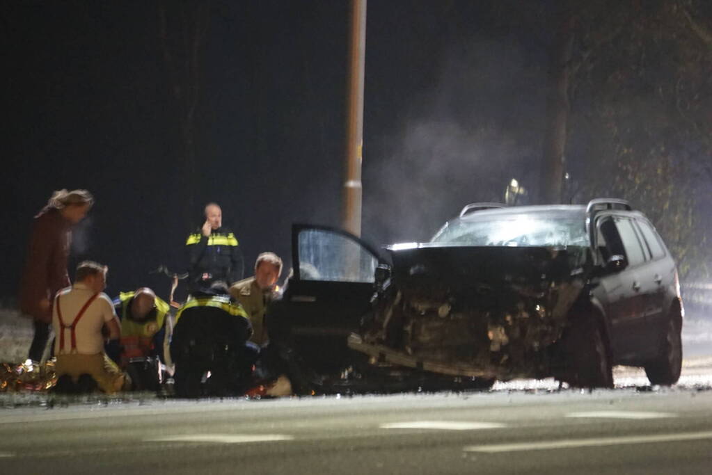 Personenauto en vrachtwagen frontaal in botsing