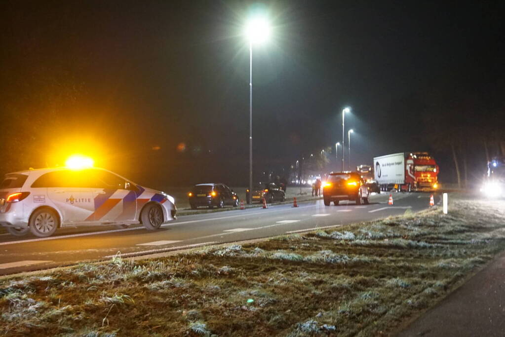 Personenauto en vrachtwagen frontaal in botsing