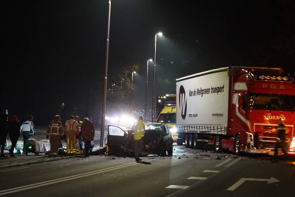 Personenauto en vrachtwagen frontaal in botsing