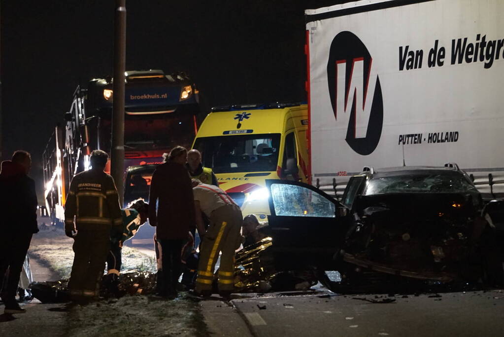 Personenauto en vrachtwagen frontaal in botsing