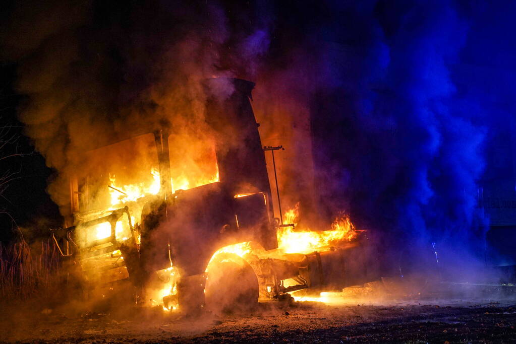 Vrachtwagen in lichterlaaie bij truckerscafe