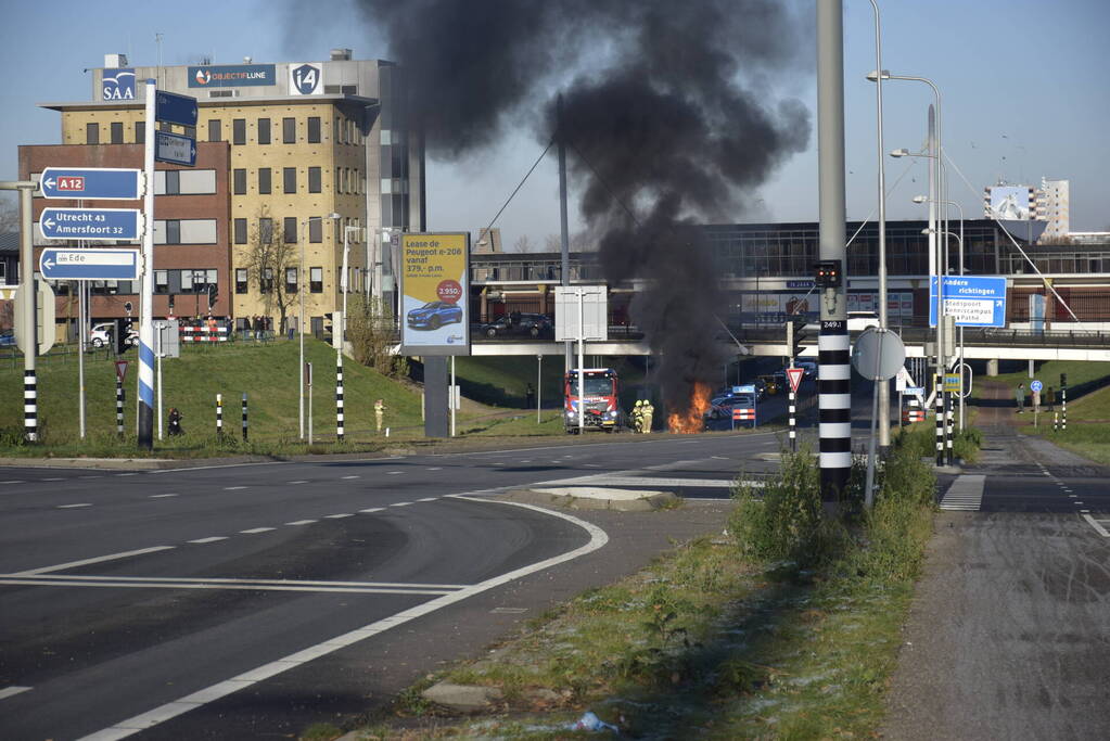 Bestelbus met aanhanger volledig in brand