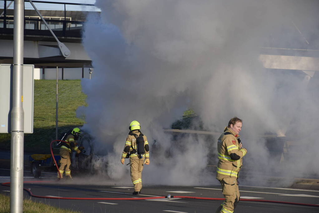 Bestelbus met aanhanger volledig in brand