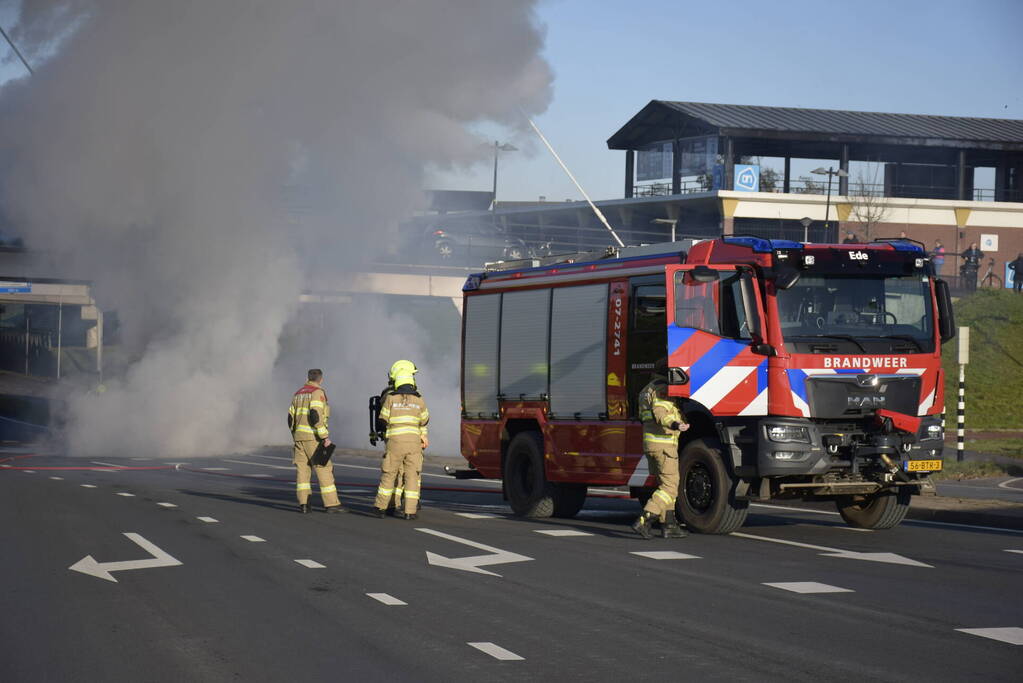 Bestelbus met aanhanger volledig in brand