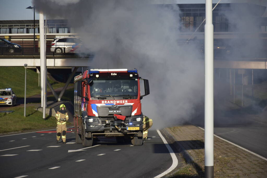Bestelbus met aanhanger volledig in brand