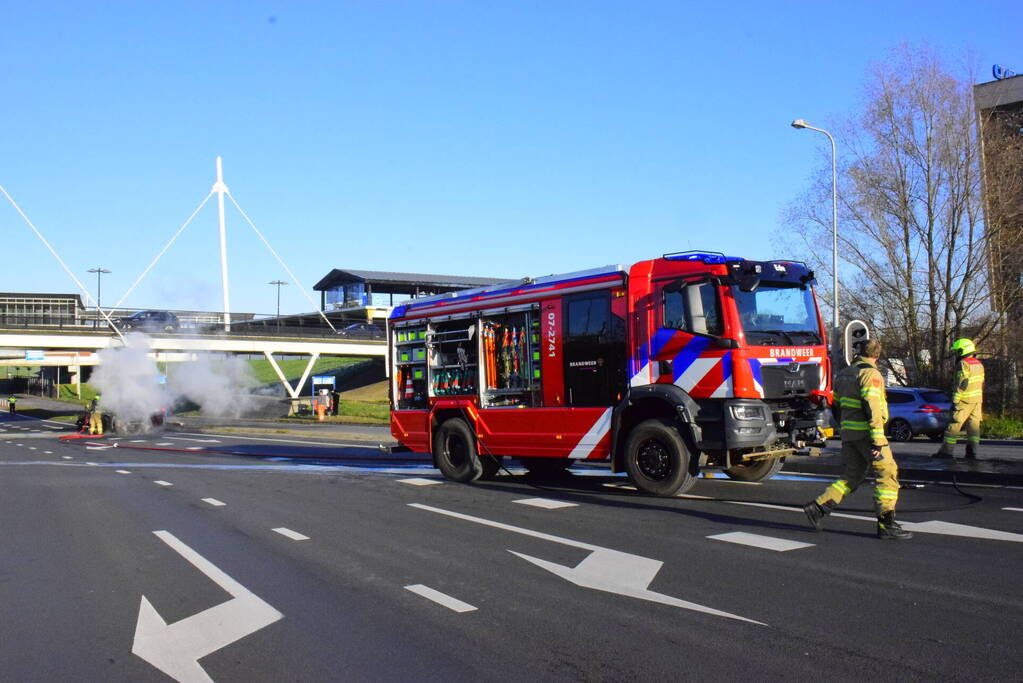 Bestelbus met aanhanger volledig in brand