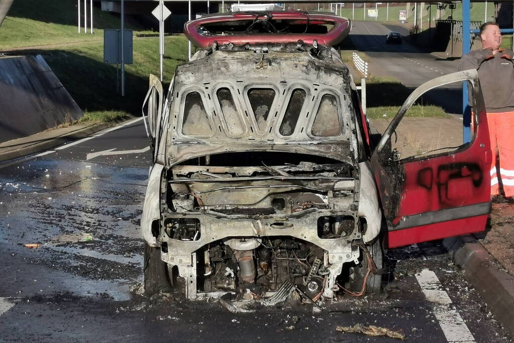 Bestelbus met aanhanger volledig in brand