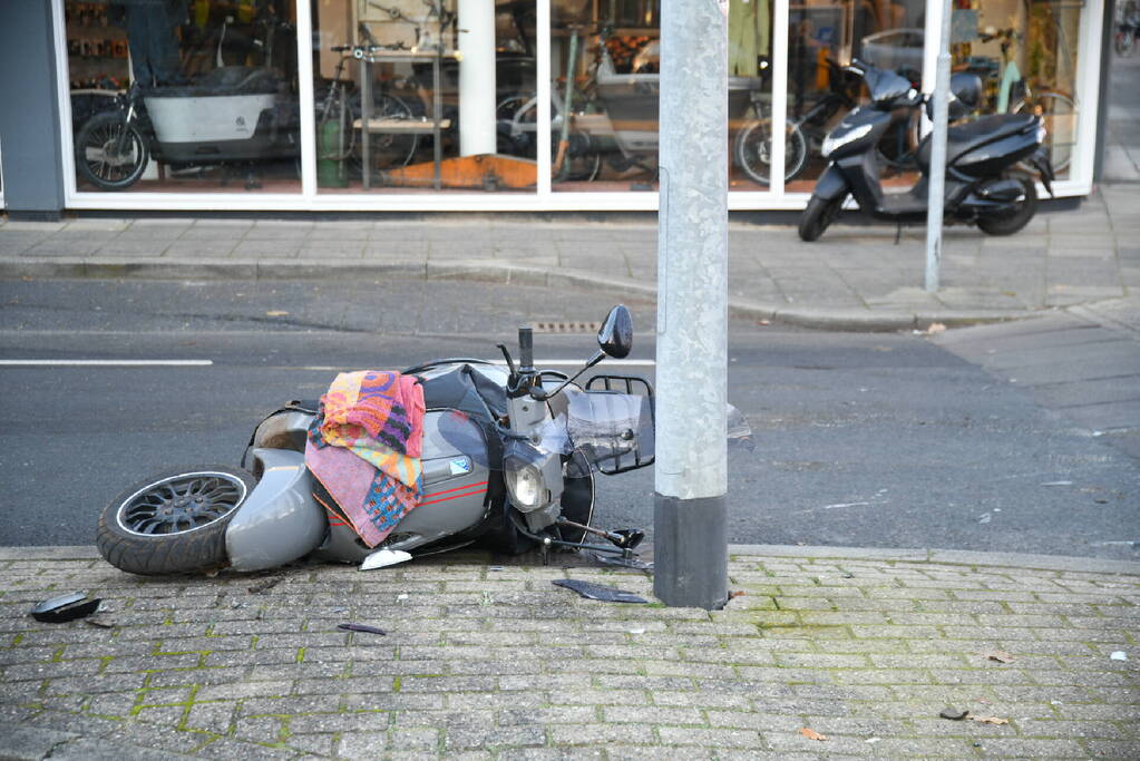 Scooterrijder raakt gewond bij botsing met auto