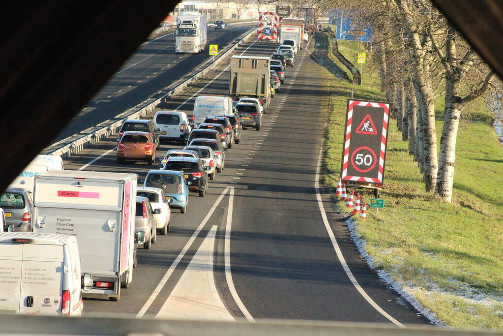 Asfalt van snelweg komt omhoog weg afgesloten