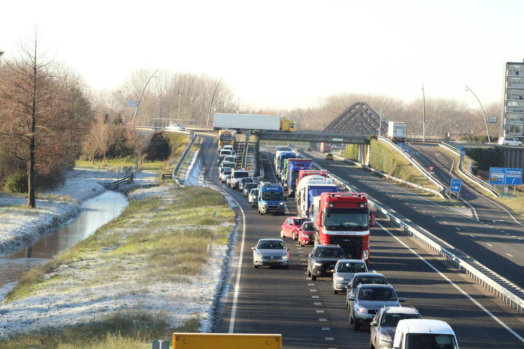 Asfalt van snelweg komt omhoog weg afgesloten