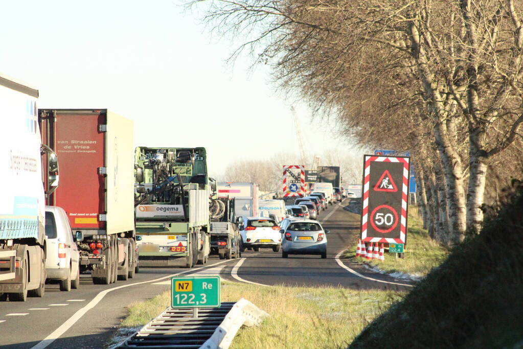 Asfalt van snelweg komt omhoog weg afgesloten