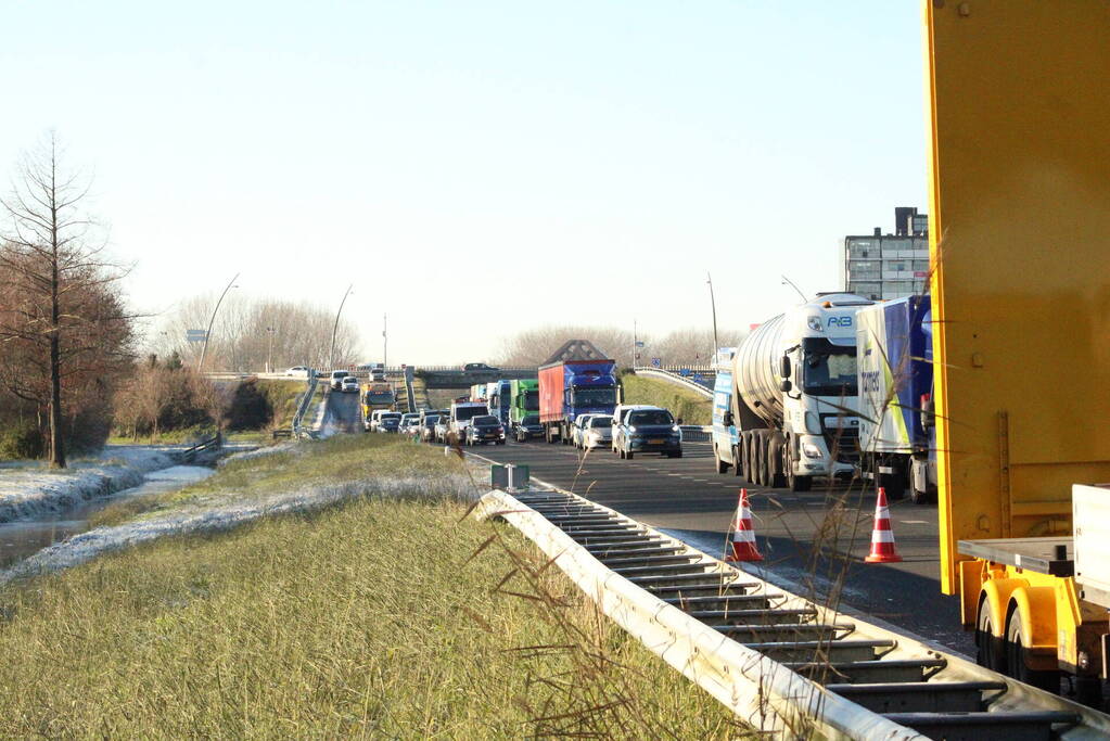 Asfalt van snelweg komt omhoog weg afgesloten