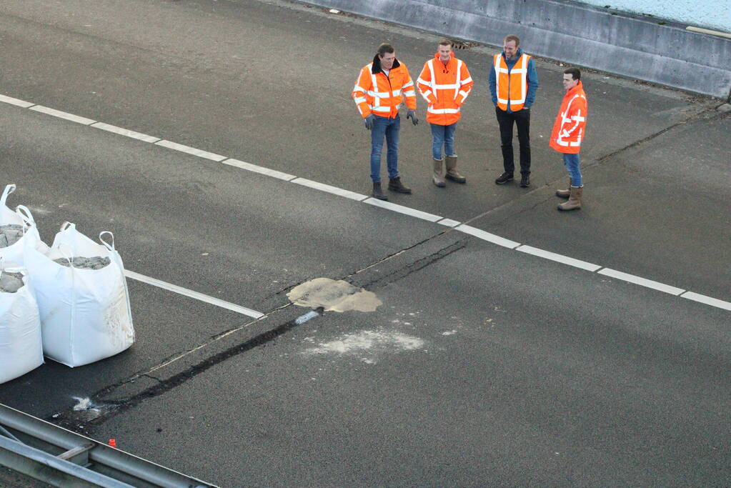 Asfalt van snelweg komt omhoog weg afgesloten