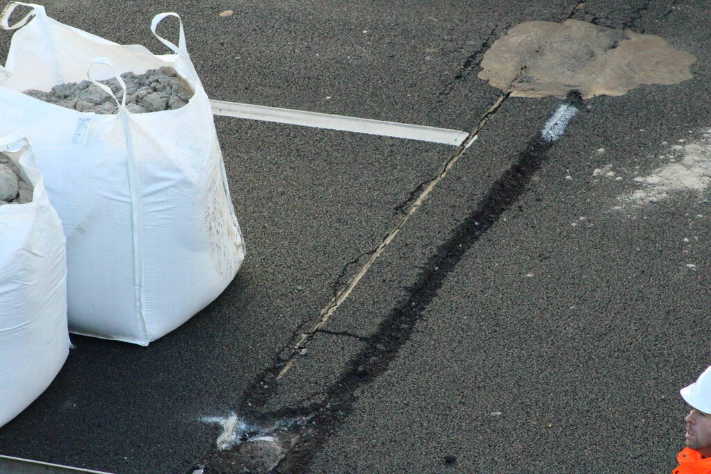 Asfalt van snelweg komt omhoog weg afgesloten