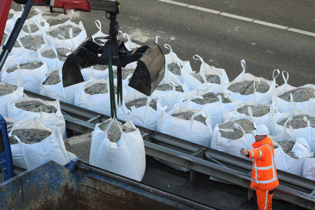 Asfalt van snelweg komt omhoog weg afgesloten