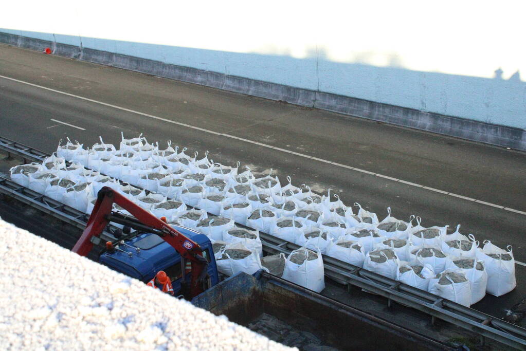 Asfalt van snelweg komt omhoog weg afgesloten