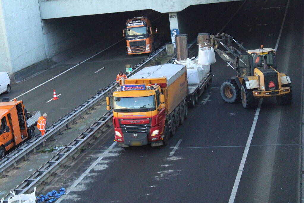 Asfalt van snelweg komt omhoog weg afgesloten