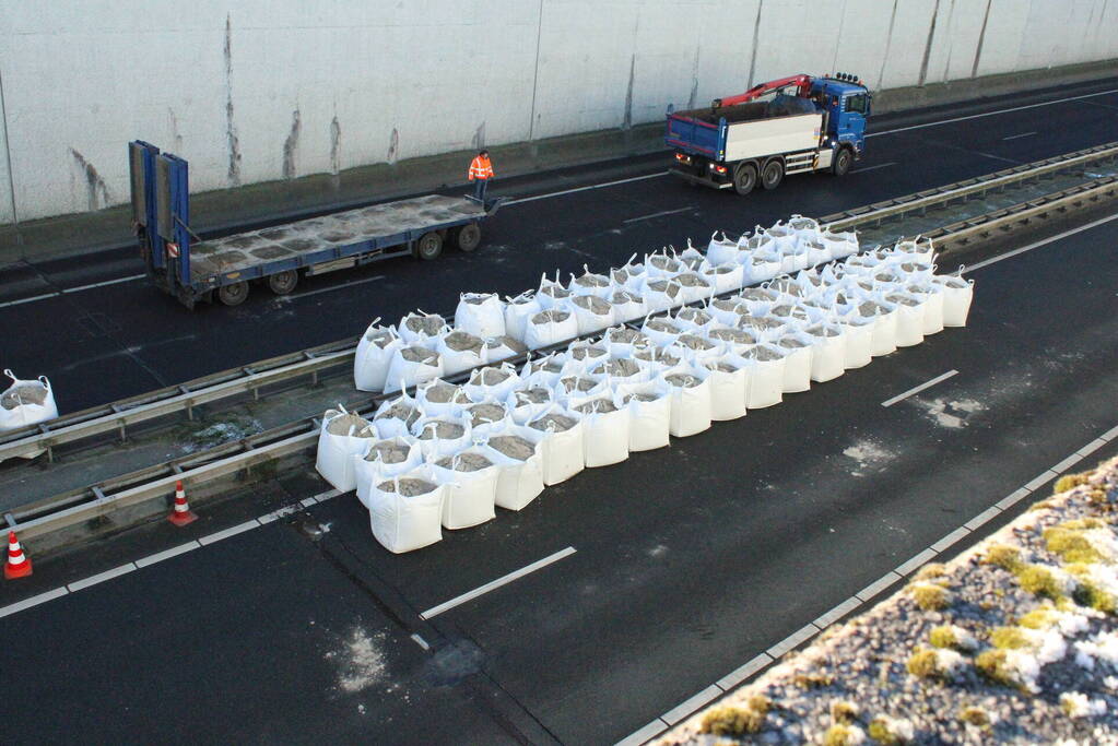 Asfalt van snelweg komt omhoog weg afgesloten