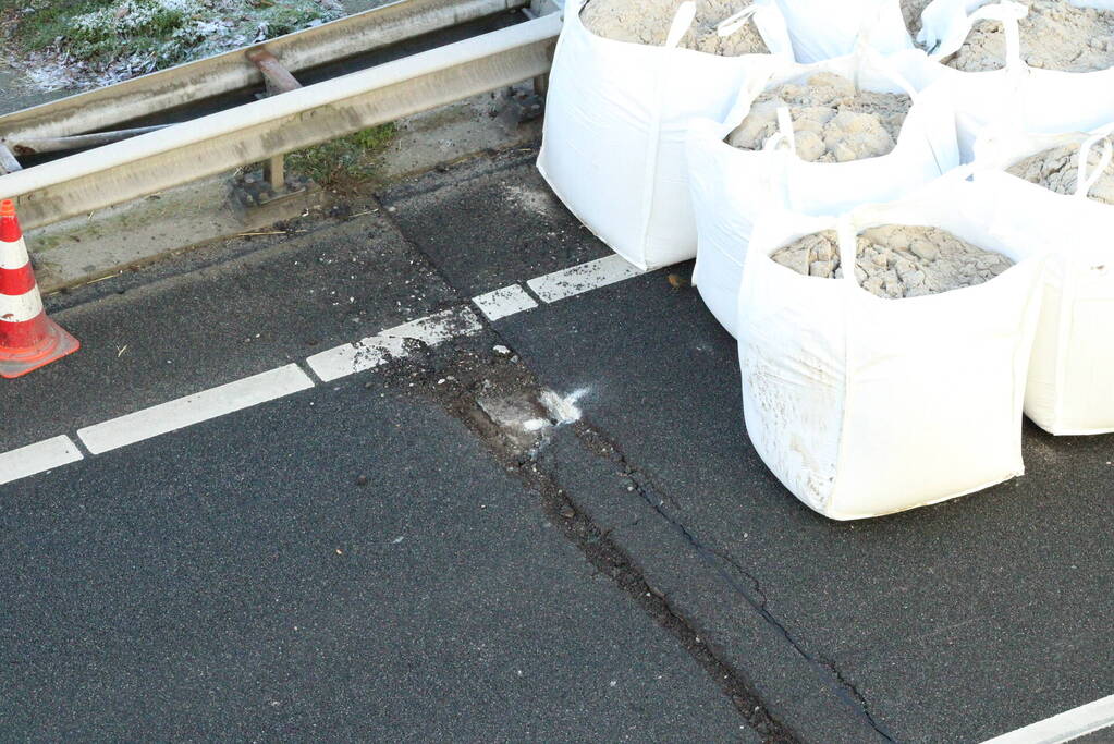 Asfalt van snelweg komt omhoog weg afgesloten