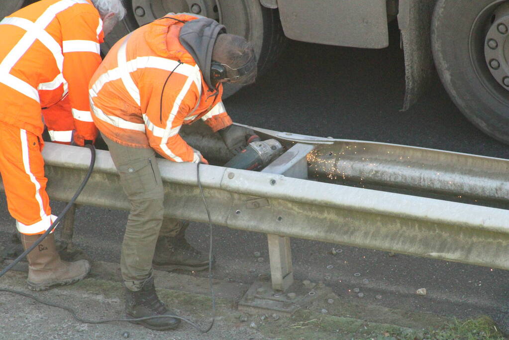 Asfalt van snelweg komt omhoog weg afgesloten