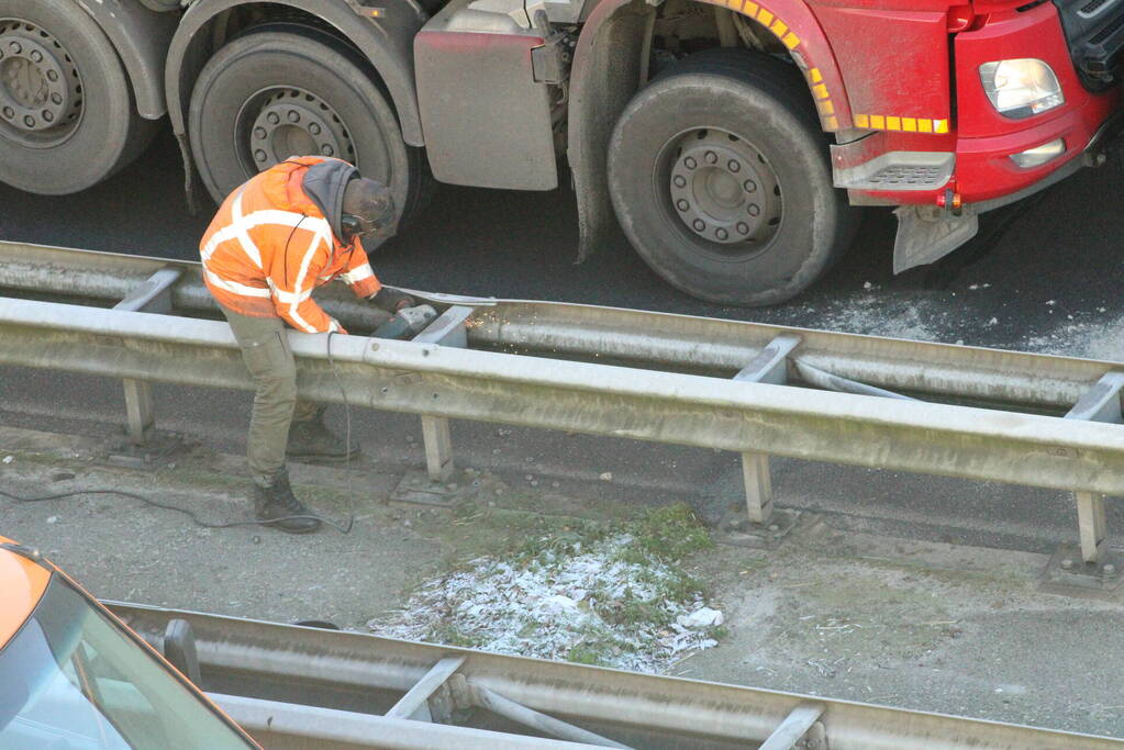 Asfalt van snelweg komt omhoog weg afgesloten