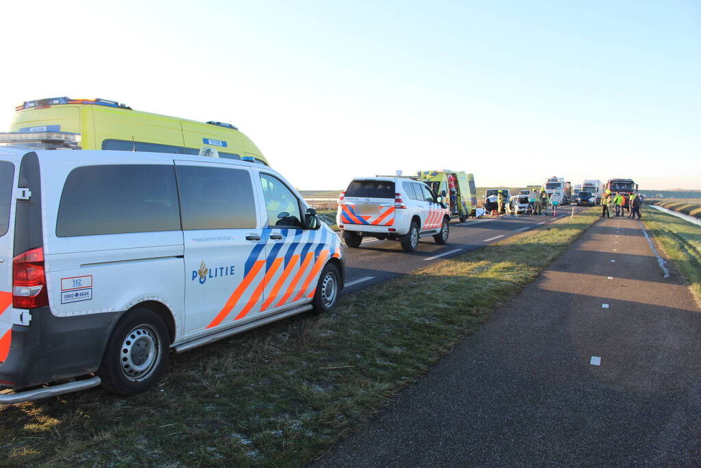 Personenwagen en bestelbus botsen frontaal op elkaar