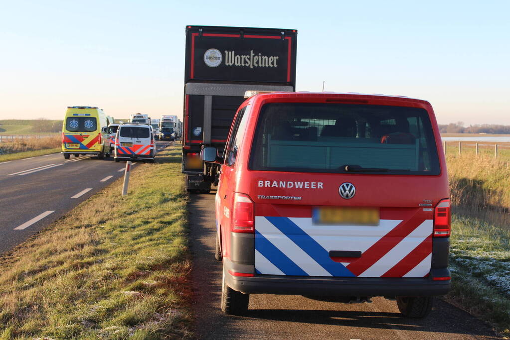 Personenwagen en bestelbus botsen frontaal op elkaar