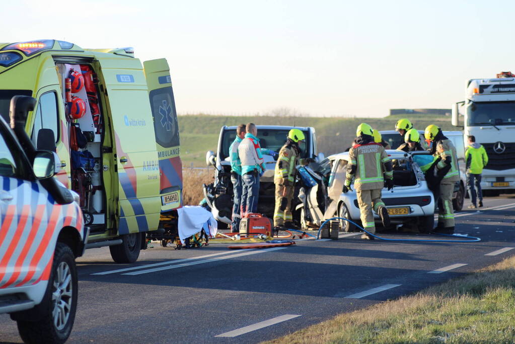 Personenwagen en bestelbus botsen frontaal op elkaar
