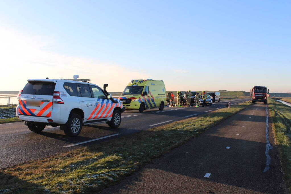 Personenwagen en bestelbus botsen frontaal op elkaar