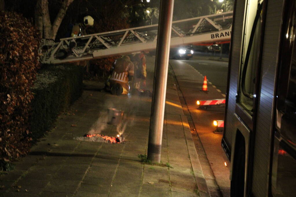 Brandweer blust brand in schoorsteen