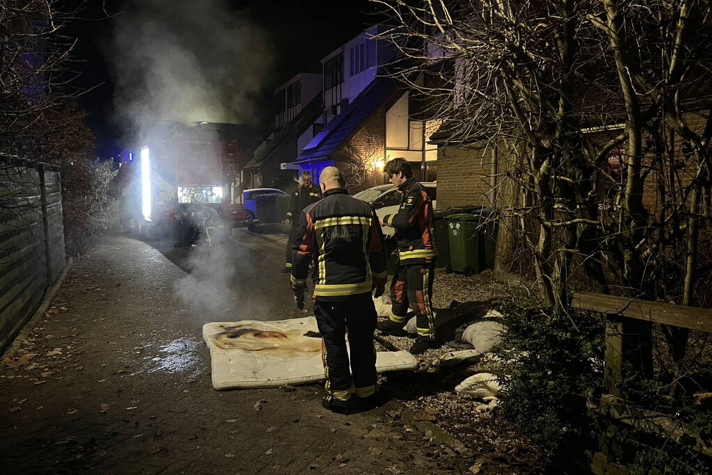 Brandende deken geblust met emmer water