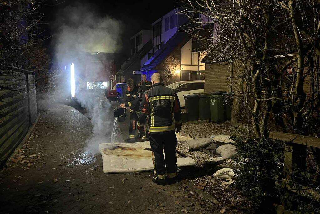 Brandende deken geblust met emmer water