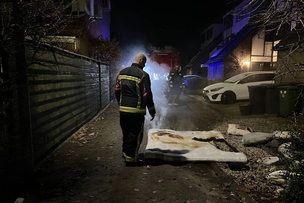 Brandende deken geblust met emmer water