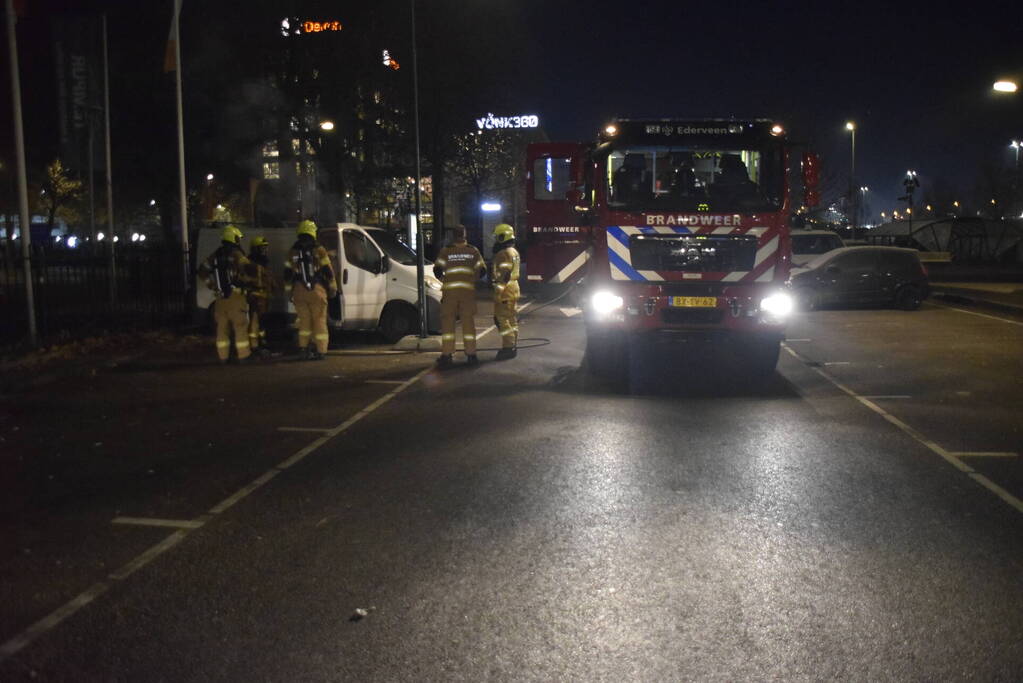 Omstanders treffen rokende bestelbus aan