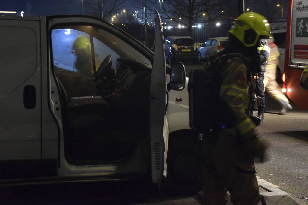 Omstanders treffen rokende bestelbus aan