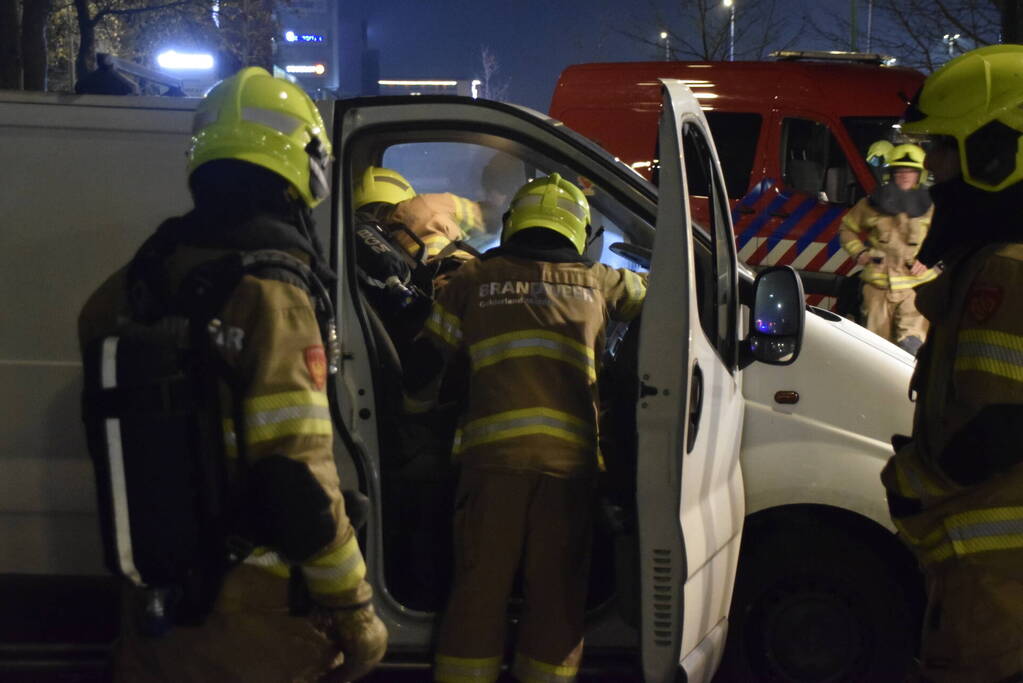 Omstanders treffen rokende bestelbus aan