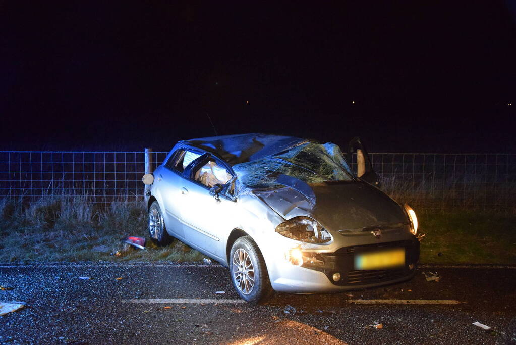 Auto slaat meerdere keren over de kop door gladheid