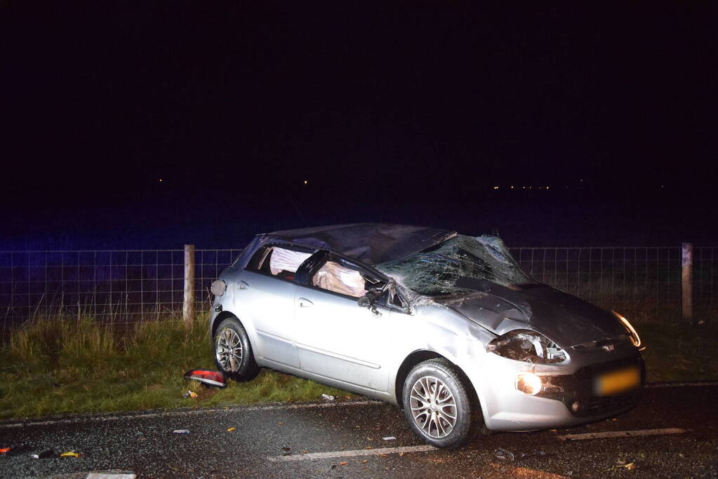 Auto slaat meerdere keren over de kop door gladheid