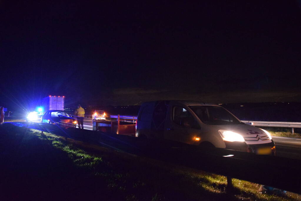 Auto slaat meerdere keren over de kop door gladheid