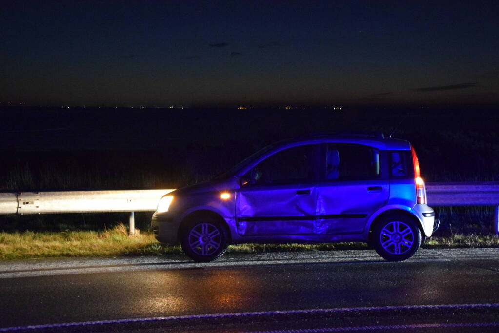 Auto slaat meerdere keren over de kop door gladheid