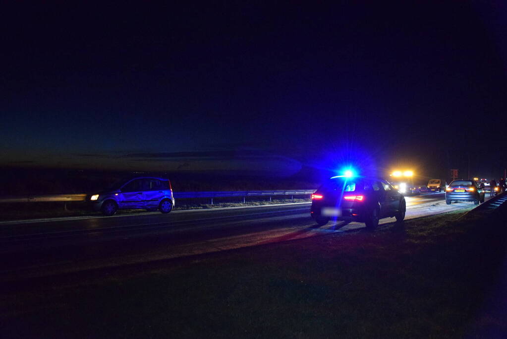 Auto slaat meerdere keren over de kop door gladheid
