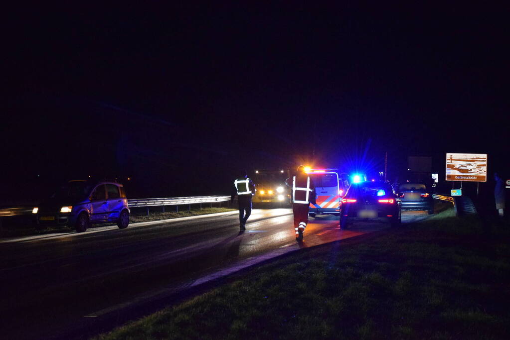 Auto slaat meerdere keren over de kop door gladheid