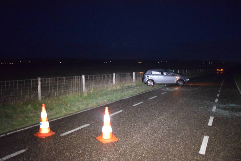 Auto slaat meerdere keren over de kop door gladheid
