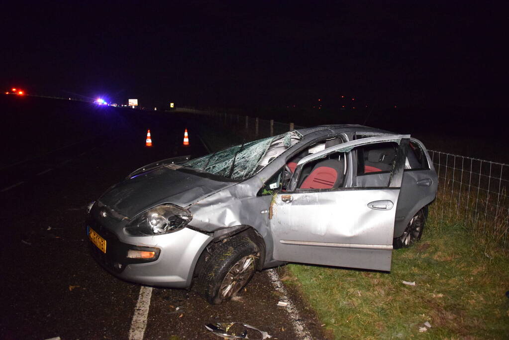 Auto slaat meerdere keren over de kop door gladheid